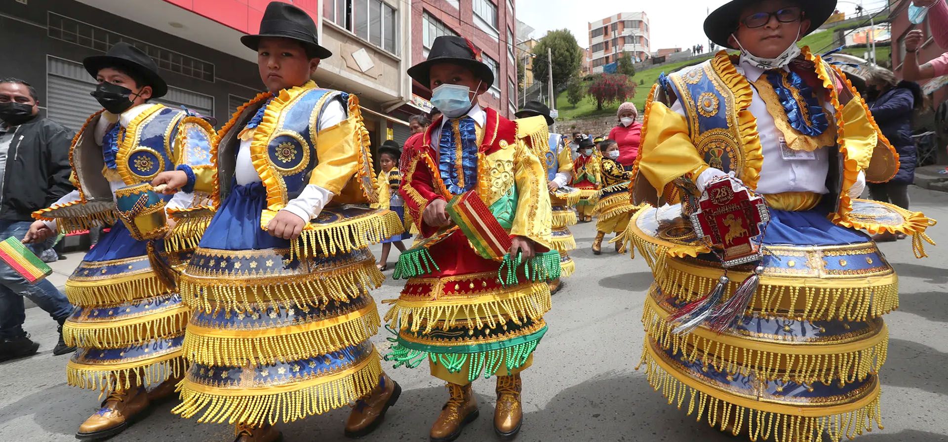 Niños participan en el desfile de baile