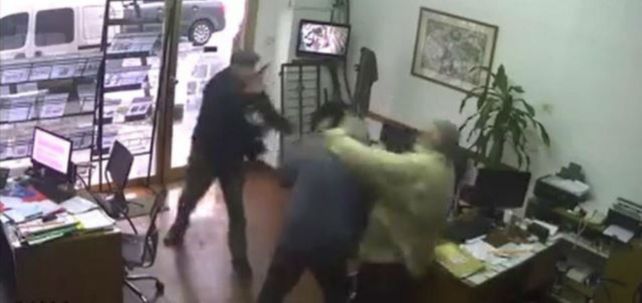 En una imagen que tomó la cámara del local se puede apreciar al anciano con una arma en mano.