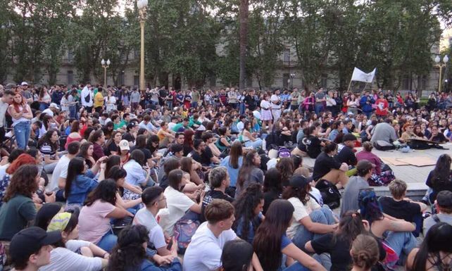 Gran cantidad de estudiantes se convocaron el pasado jueves en la plaza San Martín para impulsar asambleas en las facultades.