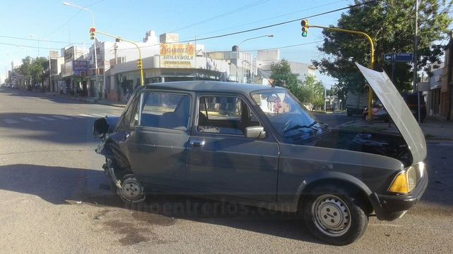 Un mujer fue hospitalizada tras chocar dos vehículos en Paraná