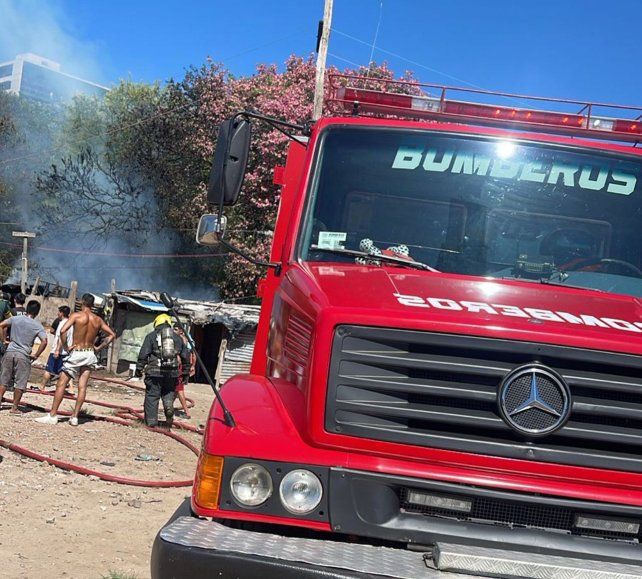 El incendio se declaró alrededor de las 10.30 de este martes. Bomberos Voluntarios trabajaron en el barrio ubicado frente a las torres de Puerto Norte.&nbsp;