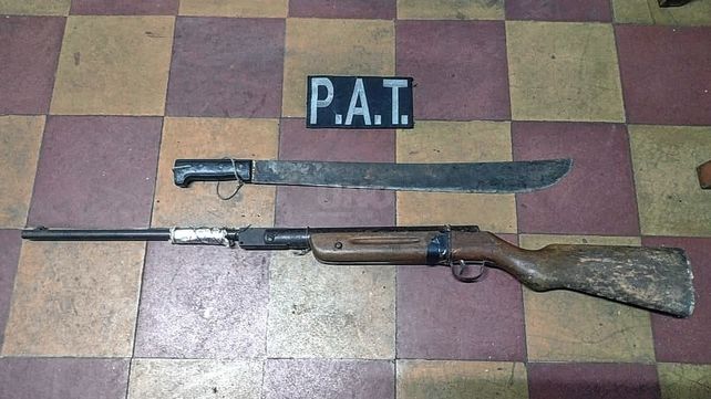 El hombre detenido en barrio Guadalupe Oeste llevaba un machete y una escopeta