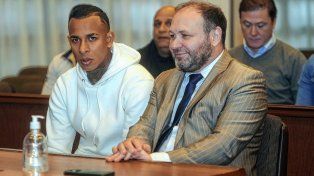 Sebastián Villa, jugador de Boca Juniors, junto a su abogado en el Tribunal de Lomas de Zamora.