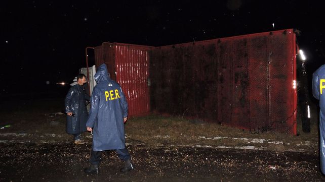 Un camión volcó y su conductor fue hospitalizado