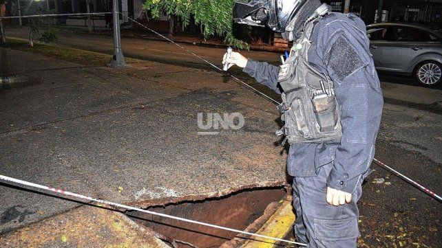 Un socavón de unos 10 metros de profundidad aproximadamente apareció en el cantero central de bulevar Pellegrini frente a la UNL. Foto: José Busiemi / UNO Santa Fe. Un socavón de unos 10 metros de profundidad aproximadamente apareció en el cantero central de bulevar Pellegrini frente a la UNL. Foto: José Busiemi / UNO Santa Fe.