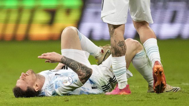 Messi y el gesto de dolor después de recibir la falta del colombiano Frank Fabra que lastimó su tobillo izquierdo. AP Photo / Andre Penner