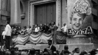 Perón, Eva y funcionarios en el balcón de la Jefatura de Policía, Santa Fe y Moreno, 1947.&nbsp;