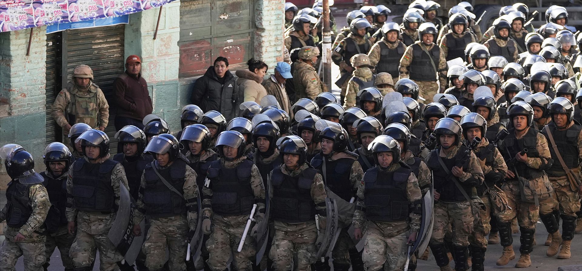 La policía militar patrulla tras días de despejar los bloqueos de carreteras instalados por partidarios del expresidente boliviano Evo Morales, quienes desean que pueda volver a postularse a la presidencia, en Llallagua, Bolivia, el viernes 13 de junio de 2025. (Foto AP/Juan Karita) La policía militar patrulla tras días de despejar los bloqueos de carreteras instalados por partidarios del expresidente boliviano Evo Morales, quienes desean que pueda volver a postularse a la presidencia, en Llallagua, Bolivia, el viernes 13 de junio de 2025. (Foto AP/Juan Karita)