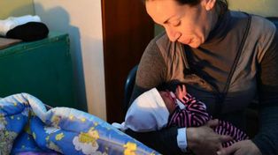 Dio a luz en el baño de un hospital porque los médicos no la atendieron