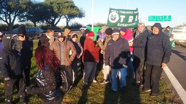 Santa Fe: trabajadores municipales bloquean el acceso a la ciudad por reclamo