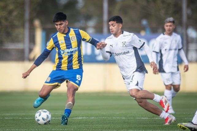 Samuel Beltrán domina el baló el intenta una salida limpia para Central. El Canalla igualó sin goles ante el Rojo.