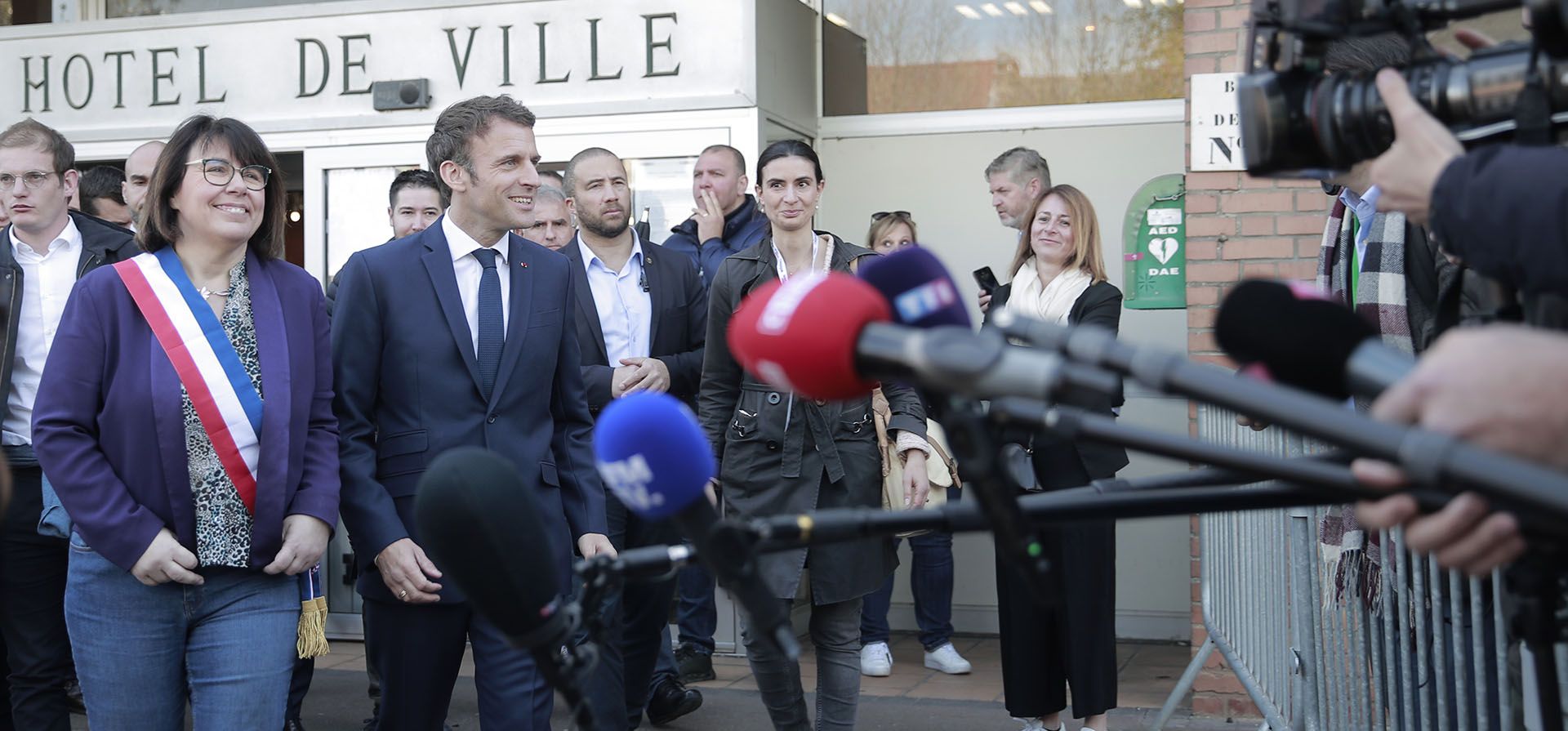El actual presidente francés y candidato presidencial centrista para la reelección Emmanuel Macron y la alcaldesa local Anne-Lise Dufour-Tonini llegan para reunirse con la prensa en Denain, norte de Francia, el lunes 11 de abril de 2022. El presidente francés, Emmanuel Macron, puede estar a la cabeza en la carrera presidencial hasta el momento, pero advirtió a sus partidarios que