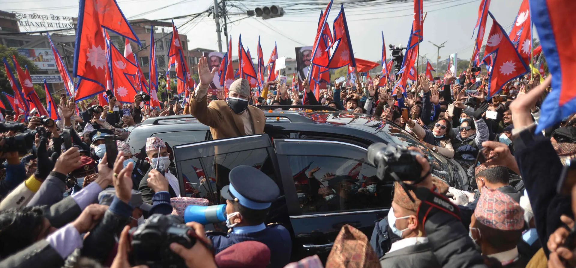 El ex rey, Gyanendra Bir Bikram Shah Dev, saluda desde un automóvil durante las celebraciones por el 300 aniversario del nacimiento del fundador del Nepal moderno, el rey Prithvi Narayan Shah.
