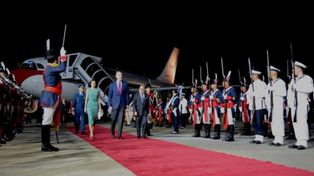 Los reyes esperaron una hora para bajar del avión