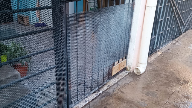 Rastros del ataque incendiario contra una vivienda en la zona oeste de Rosario