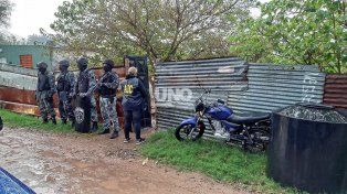 Allanamientos simultáneos en barrio Varadero Sarsotti por la búsqueda de Mónica Aquino.&nbsp; 