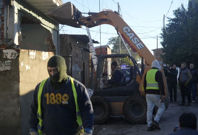 Derriban tres búnkeres en Villa Banana: huellas de narcomenudeo donde mataron al policía federal