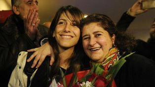Llegó a la Argentina la primera joven siria refugiada y fue recibida por familiares
