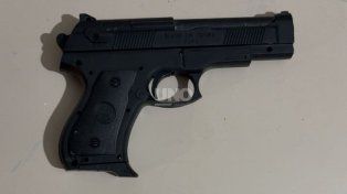 La policía le secuestró a un menor de 14 años la réplica de una 9mm.