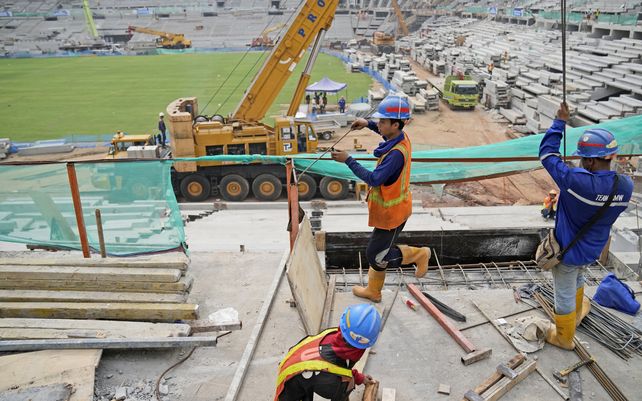 Trabajadores construyen el Estadio Internacional de Yakarta en Yakarta