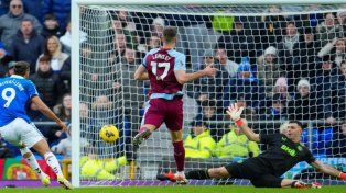 Gran tarea del Dibu Martínez en el empate de Aston Villa ante Everton