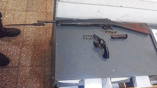 Secuestro. El fusil con bayoneta y un revólver que le secuestraron a un hombre en la zona oeste.
