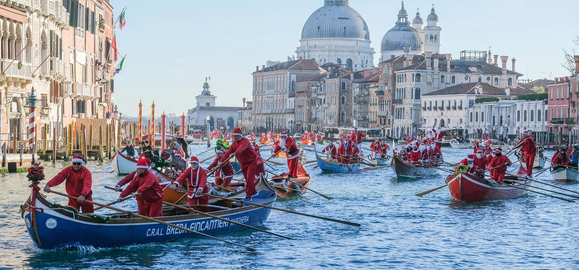 Remeros participan en una regata navideña en el Gran Canal de Venecia. Fotografía: Stefano Mazzola/Getty Images Remeros participan en una regata navideña en el Gran Canal de Venecia. Fotografía: Stefano Mazzola/Getty Images