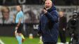 sampaoli tomo una pelota que seguia en juego y le dio un tiro libre a central