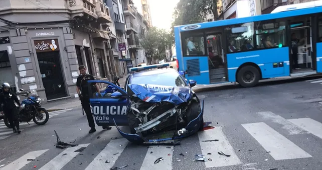 Choques con patrulleros: un móvil de la policía de Santa Fe destruido por un siniestro.