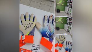 Los guantes del Dibu Martínez en el local HB sport.&nbsp;