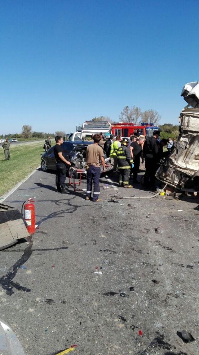Las fotos de cómo rescataron al camionero atrapado en el choque de la autopista