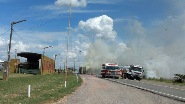 Se incendió el acoplado de un camión en tránsito por la ruta provincial Nº 13 en Estación Clucellas