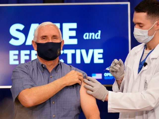 El vicepresidente Mike Pence al ser vacunado ayer con la dosis de Pfizer.