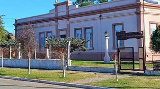 Desde el ámbito provincial, la iniciativa es impulsada por la senadora por General López, Leticia Di Gregorio, quien subrayó la necesidad de garantizar el acceso y la permanencia educativa en la propia localidad.