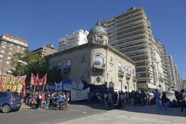 Estudiantes secundarios protestan por el aumento del boleto frente al Concejo.