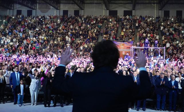Javier Milei frente al templo más grande para evangélicos en Chaco