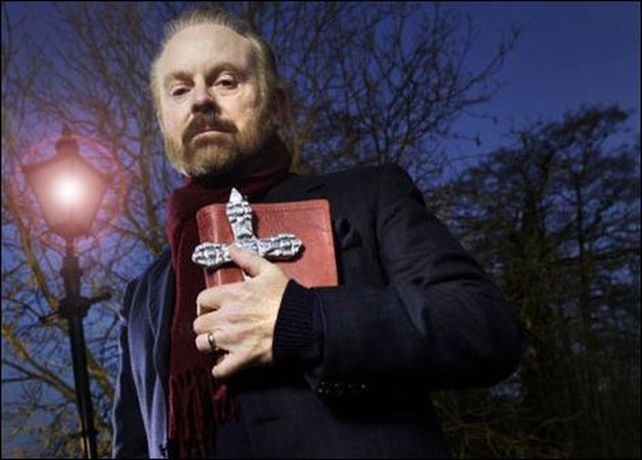 Un reverendo se suma al boom de las redes sociales y practica exorcismos a través de Youtube