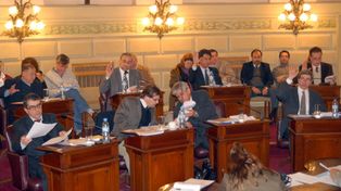 Los senadores recibirán 144 mil pesos por mes, algo que institucionaliza las dádivas