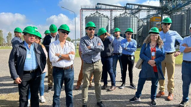 Referentes del gobierno nacional y de la industria semillera durante el lanzamiento de “Cosecha de maíz 2023” en la firma Satus.