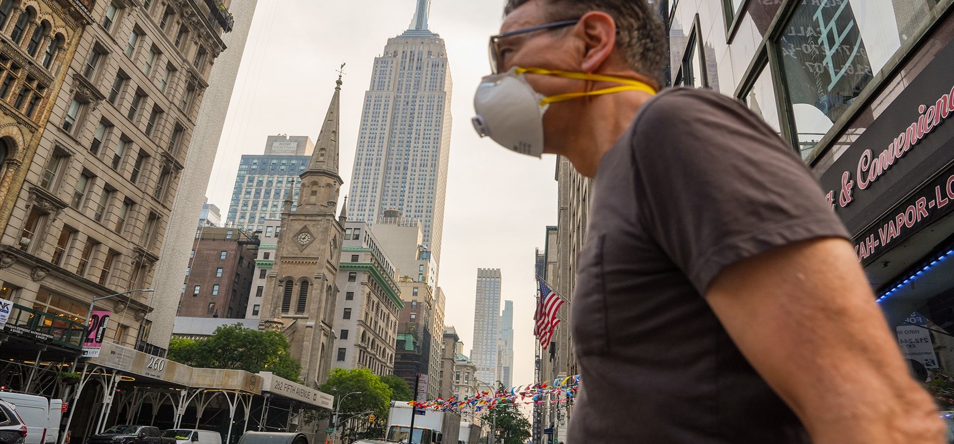 Un transeunte con mascarilla pasa junto al Empire State Building durante una alerta sanitaria por la calidad del aire debido al humo de los incendios forestales, en Nueva York, el viernes 17 de julio de 2026. (Foto AP/Ryan Murphy) Un transeunte con mascarilla pasa junto al Empire State Building durante una alerta sanitaria por la calidad del aire debido al humo de los incendios forestales, en Nueva York, el viernes 17 de julio de 2026. (Foto AP/Ryan Murphy)