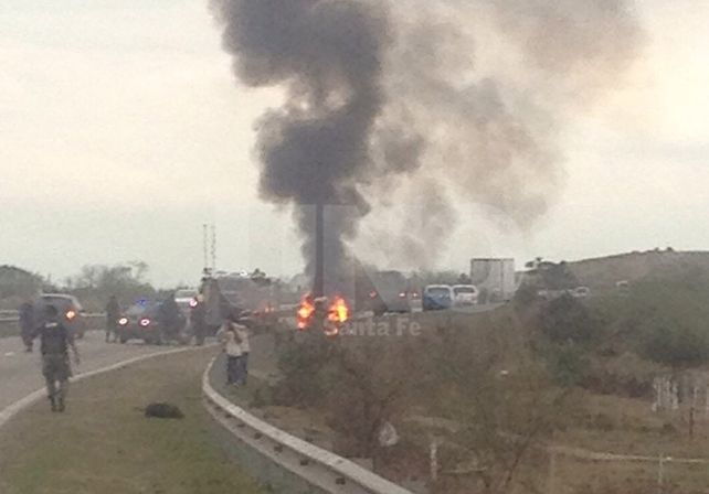 El auto incendiado en Circunvalación y Berutti./ Esteban