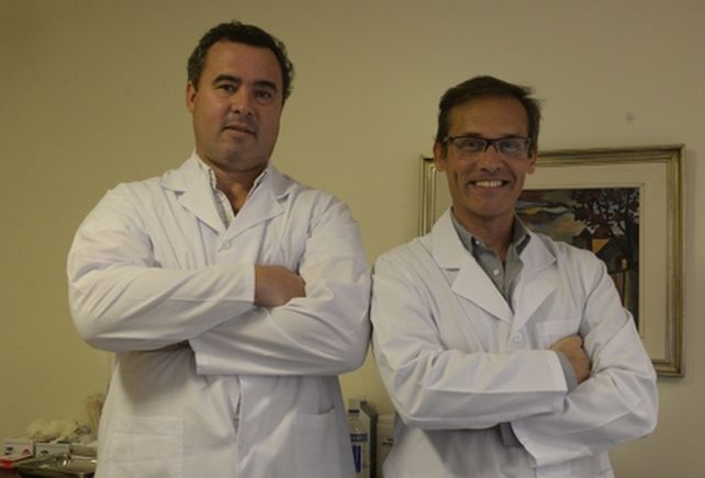 gratitud. Mariano Gaytán y Miguel Alcácer son médicos traumatólogos especialistas en tobillo y pie.
