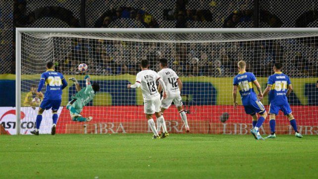 Hoyos se vio sorprendido por el centro de Barco y la metió adentro. Fue el gol de Boca