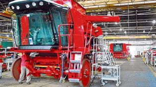La caída en las ventas de cosechadoras evidencia las dificultades que enfrentan los productores argentinos para comprar maquinaria de mayor valor.