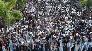 Los chicos de 4° grado prometieron lealtad a la bandera en la Plaza de Mayo