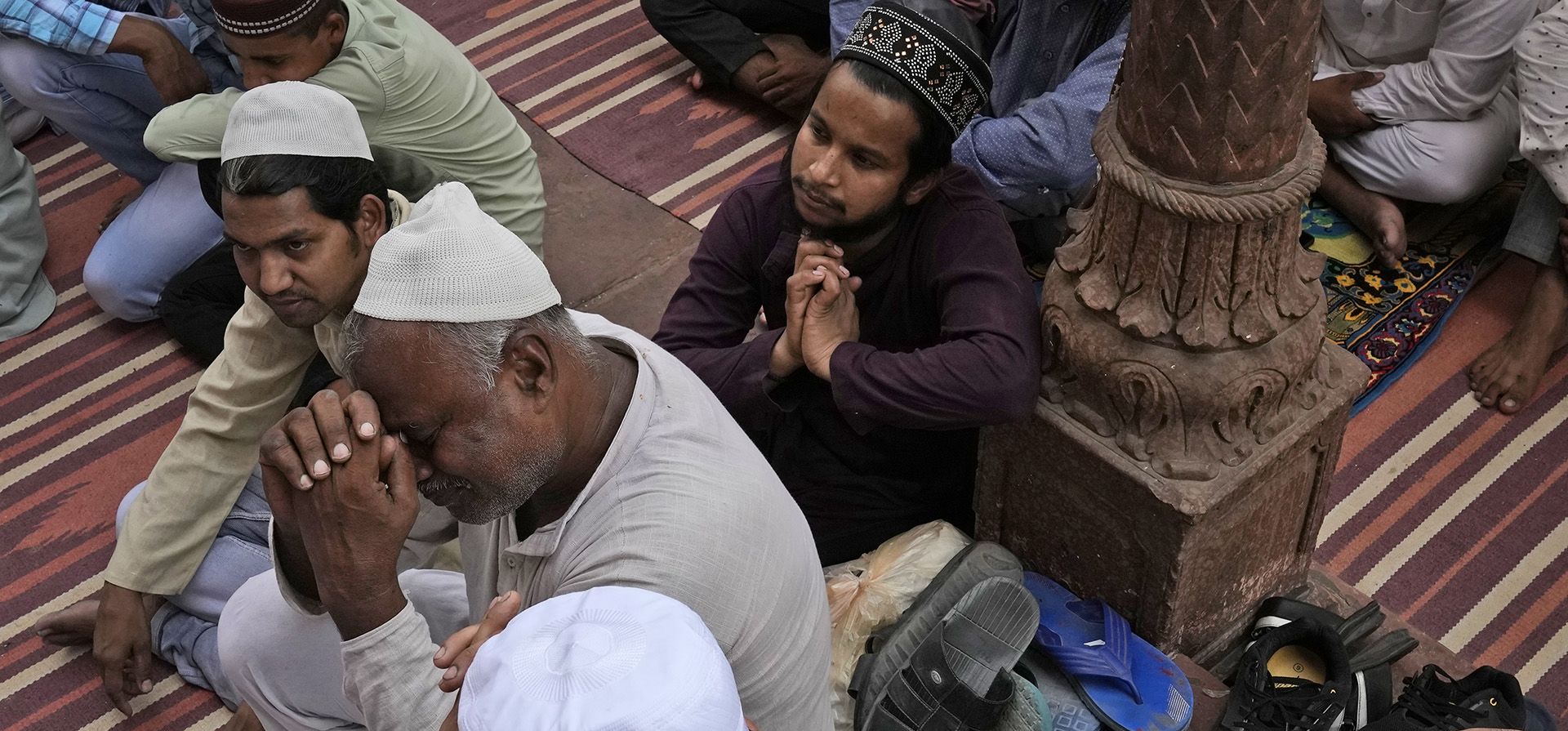 Los musulmanes escuchan un sermón de un sumo sacerdote antes de ofrecer oraciones el último viernes del sagrado mes de ayuno del Ramadán en Jama Masjid en Nueva Delhi, India, el viernes 29 de abril de 2022. El mes más sagrado del Islam es un período de intensa oración, auto -disciplina, ayuno desde el amanecer hasta el anochecer y fiestas nocturnas.