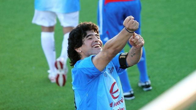 Diego Maradona en la cancha de Patronato