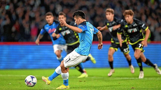 El mexicano Lozano abrió la cuenta de penal para el puntero Napoli en la serie A de Italia.&nbsp;