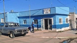 Violento atacó con un cuchillo a su expareja y a policías