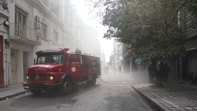 El coche bomba de Zapadores en la cuadra de Sarmiento al 500. Una postal del microcentro durante este jueves al mediodía.